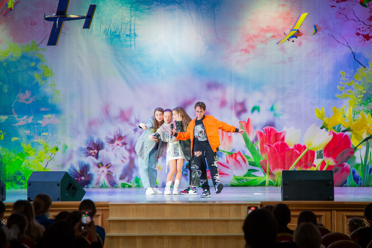 Юные таланты екатеринбурга 2024 результаты. Выступление молодежи. Концерт талантливые. Концерт юных талантов из Кореи 8 апреля. Тематический концерт космос.