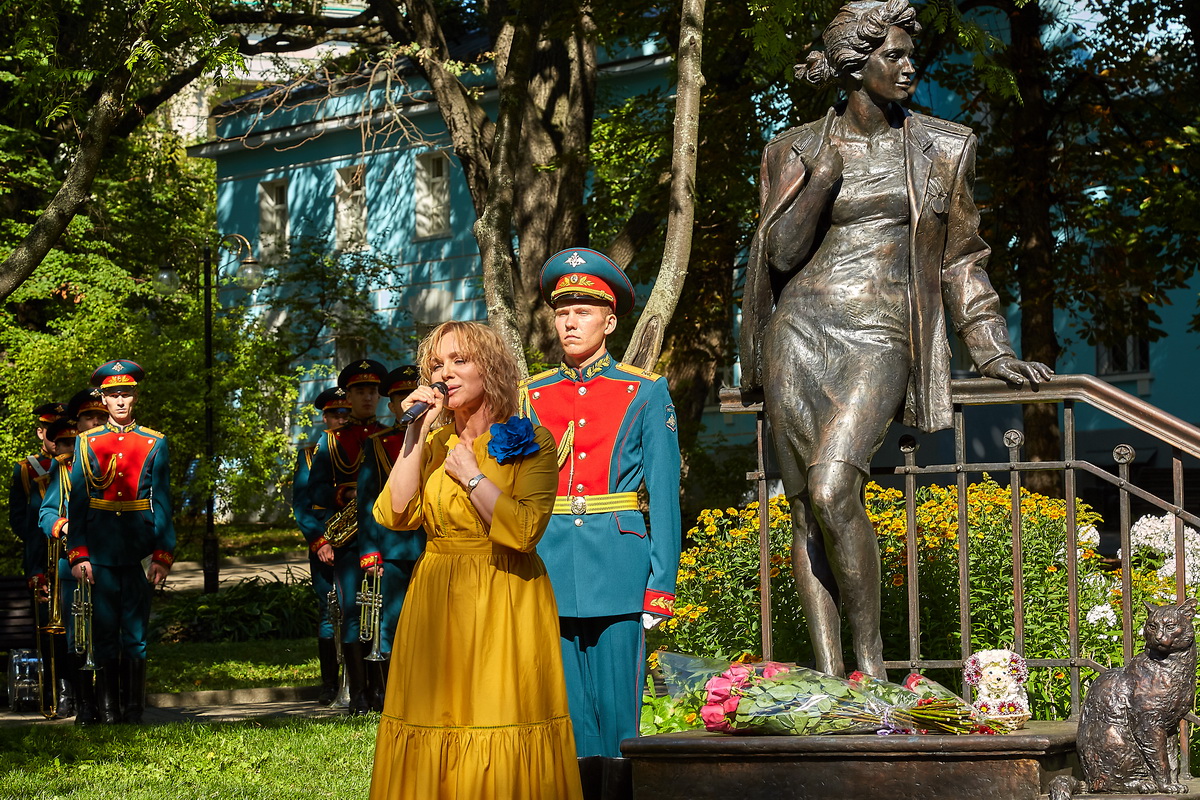 Памятник в екатерининском парке. Памятник женам офицеров в Москве в Екатерининском парке. Екатерининский парк памятник жена офицера. Памятник офицерским женам в Екатерининском парке. Екатерининский парк жена офицера.