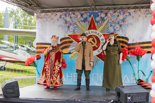 В ДЕНЬ ПОБЕДЫ АРТИСТЫ ЦДРА ВЫСТУПИЛИ В РАМКАХ ФЕСТИВАЛЯ &laquo;ПОД ЗНАМЕНЕМ ПОБЕДЫ&raquo; В ЦЕНТРАЛЬНОМ МУЗЕЕ ВС РФ