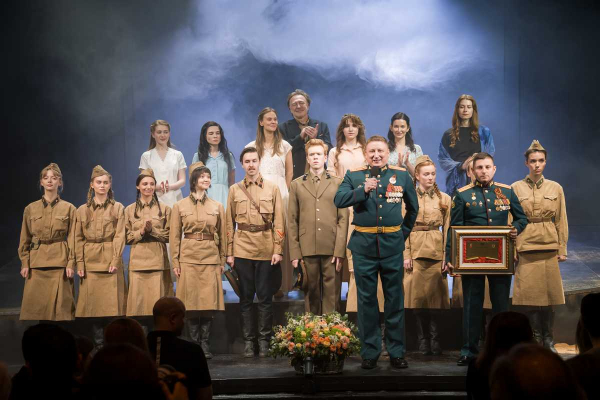 ТЕАТР &laquo;ЛЕНКОМ МАРКА ЗАХАРОВА&raquo; ПРИГЛАСИЛ ВОЕННЫХ ЗРИТЕЛЕЙ НА ПРЕМЬЕРУ СПЕКТАКЛЯ &laquo;НЕНАГЛЯДНАЯ СТОРОНА&raquo;