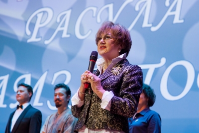 ОНА ДАРИТ ВСЕМ ЯРКИЕ МУЗЫКАЛЬНЫЕ ПРАЗДНИКИ
