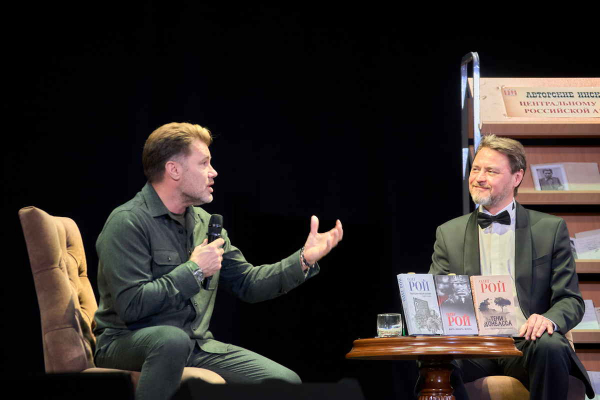 ОБ СВО НАДО ПИСАТЬ СЕЙЧАС: В ЦДРА ПРОШЛА ТВОРЧЕСКАЯ ВСТРЕЧА С ПИСАТЕЛЕМ ОЛЕГОМ РОЕМ