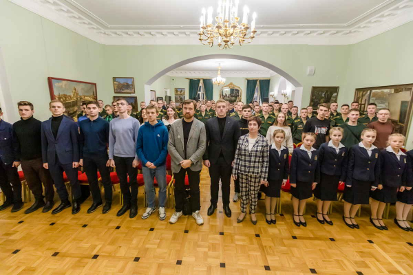 ПОЭТОМ ОКТЯБРЯ В ЦДРА СТАЛ СЛУШАТЕЛЬ АКАДЕМИИ МЧС АЛЕКСАНДР МИЛЮК